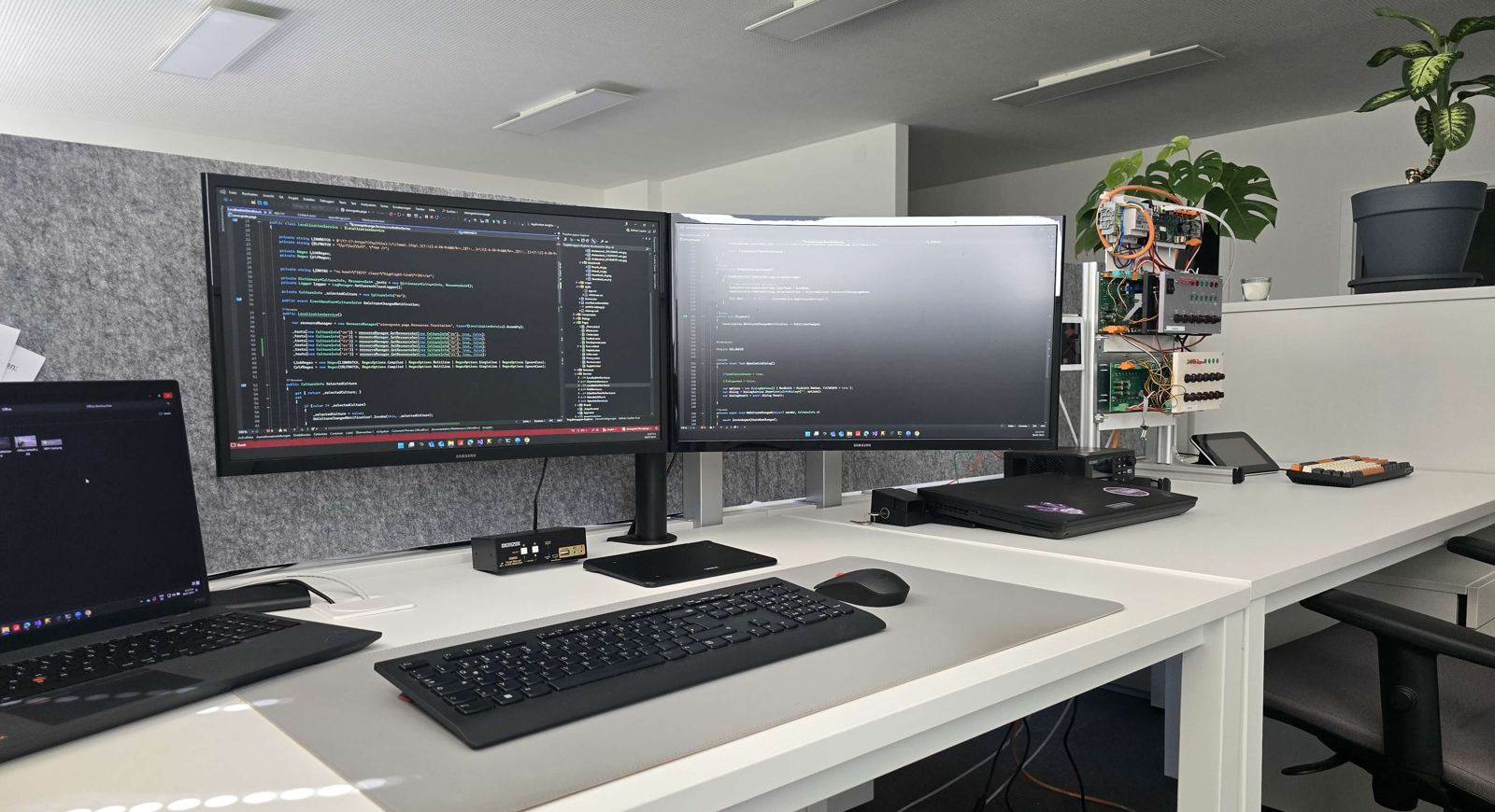 Workstation with two screens