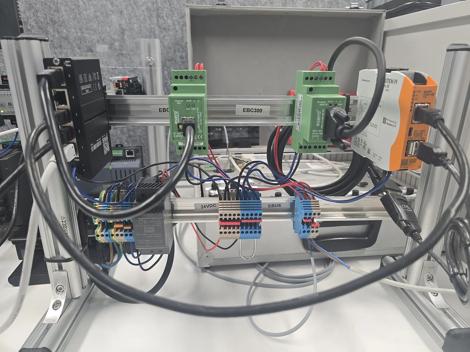 Test rig with gateway, network and bus terminals on a DIN rail