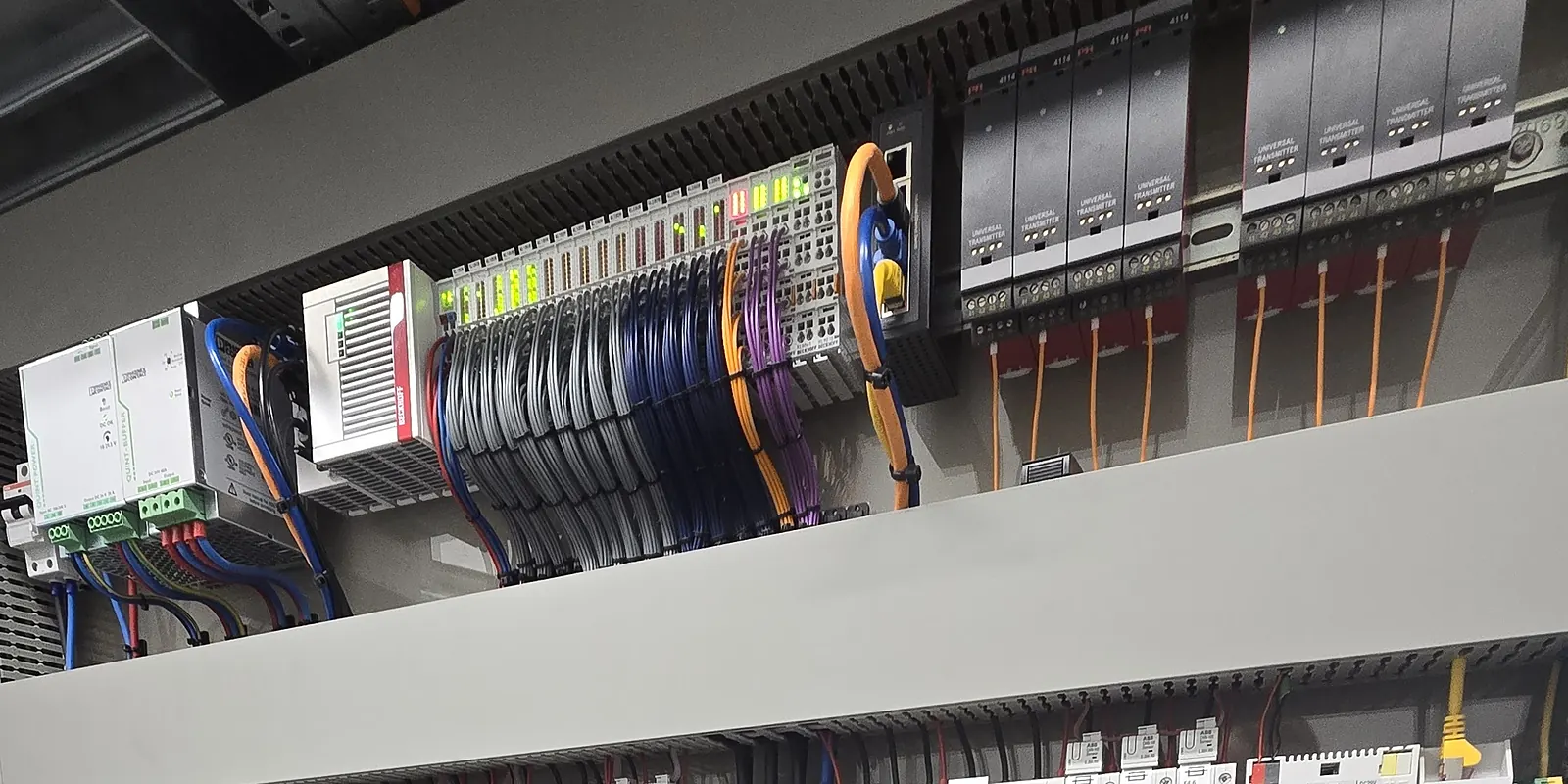 Control cabinet with a Beckhoff PLC, bus terminals and signal transmitters